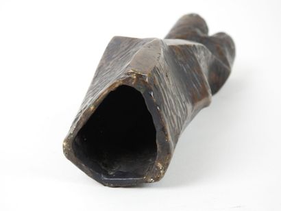 Vase en bronze de forme libre.
Marque 