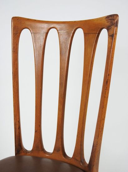 Suite de six chaises en bois, le dossier...