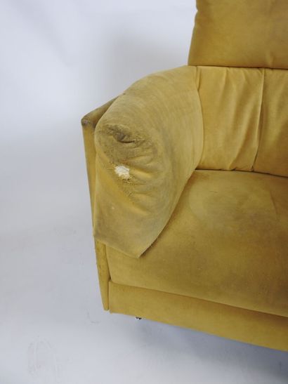Paire de fauteuils, structure en bois recouvert...