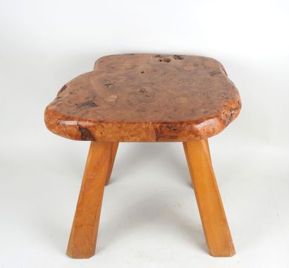 Tabouret, l'assise en bois de loupe sculpté...