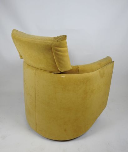 Paire de fauteuils, structure en bois recouvert...