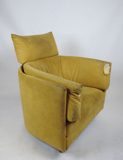 Paire de fauteuils, structure en bois recouvert...
