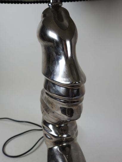 Lampe en métal chromé de forme libre figurant...