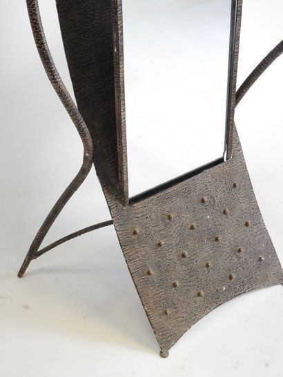 Ensemble comprenant un miroir et quatre fauteuils...