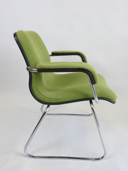 Suite de quatre fauteuils en métal chromé,...