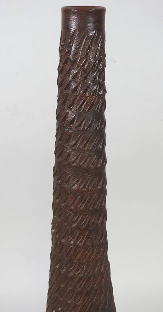Vase en céramique brun à décor de lignes...