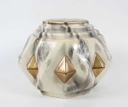Vase en céramique à gradin et décor de pointe...