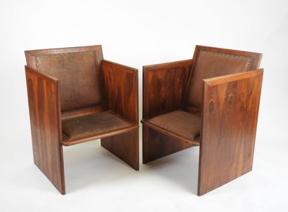 Paire de fauteuils en bois exotique, l'assise...