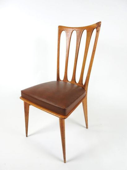 Suite de six chaises en bois, le dossier...