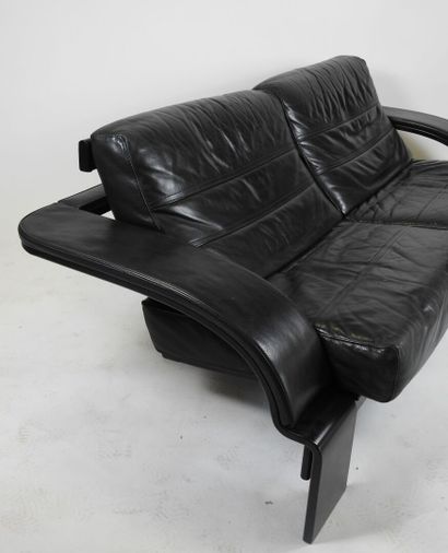 Banquette de repos en bois teinté noir, les...