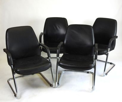 Suite de quatre fauteuils à structure tubulaire...