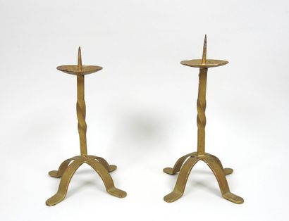 Paire de bougeoirs en fer forgé laqué doré...
