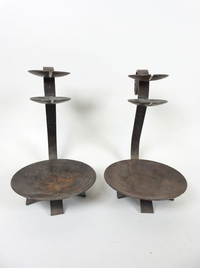 Paire de porte bougies en fer forgé à un...
