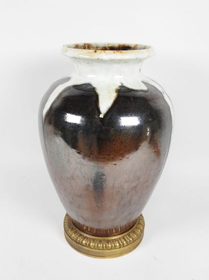 École début XXe.
Important vase en grès à...