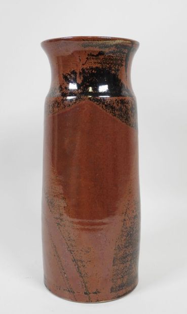 Vase en grès à glaçure dans les tons rouge...
