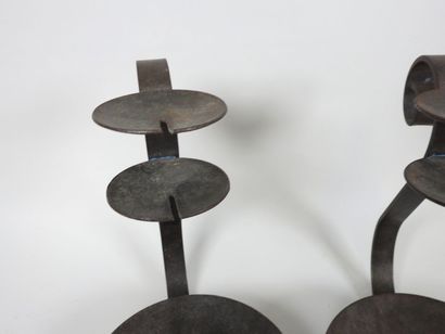Paire de porte bougies en fer forgé à un...