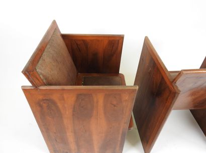 Paire de fauteuils en bois exotique, l'assise...