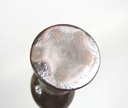 École XXe. 
Vase en céramique marron à décor...