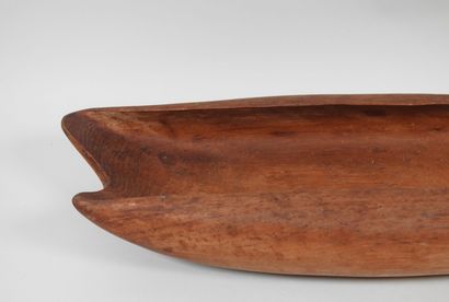 Corbeille de forme libre en bois sculpté.
9...