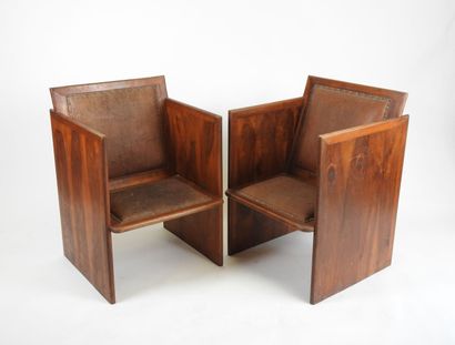 Paire de fauteuils en bois exotique, l'assise...