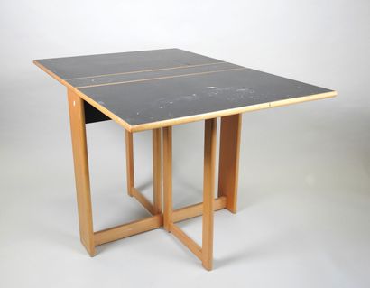 Table à deux volets pliants en bois et stratifié.
Travail...