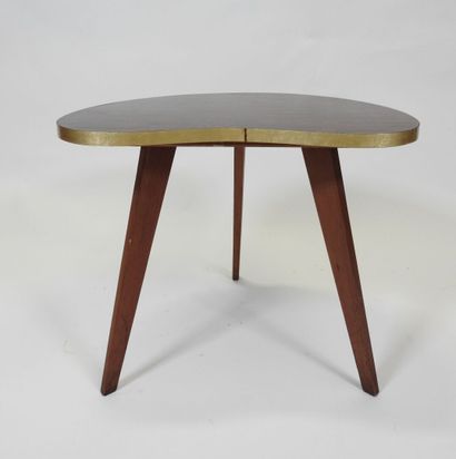 Petite table de forme rognon tripode en bois...