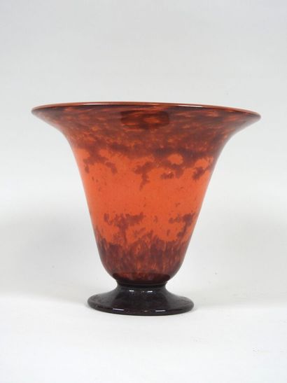 École début XXe.
Vase cornet en verre marmoréen...