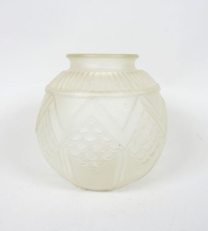JOMA, MONTREUIL.
Vase boule en verre moulé...