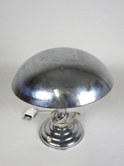 Lampe de bureau en métal chromé, le pied...