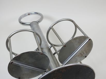 Porte bouteilles en métal tubulaire chromé...