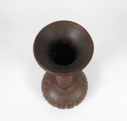 École XXe.
Vase à long col en céramique marron...