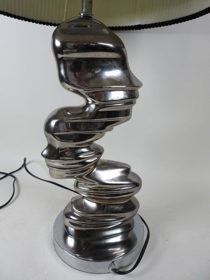 Lampe en métal chromé de forme libre figurant...