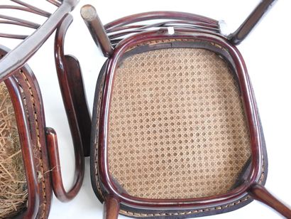 THONET.
Ensemble comprenant un fauteuil et...