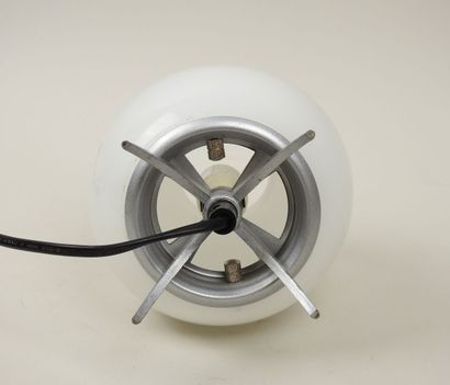 Lampe fusée en verre teinté blanc reposant...