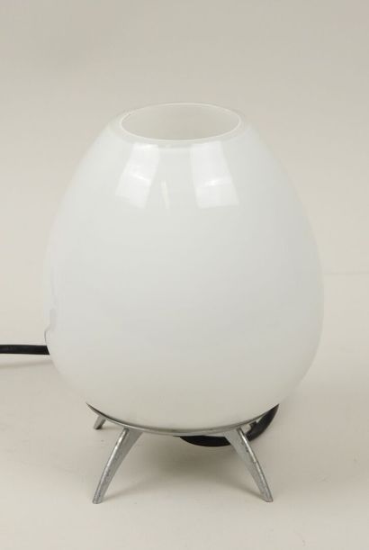 Lampe fusée en verre teinté blanc reposant...