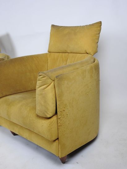 Paire de fauteuils, structure en bois recouvert...