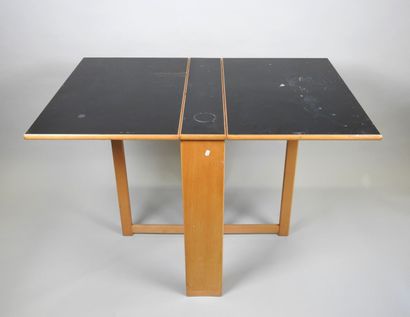 Table à deux volets pliants en bois et stratifié.
Travail...
