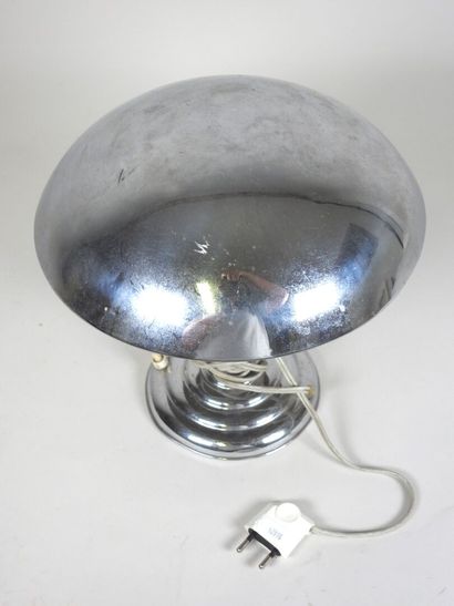 Lampe de bureau en métal chromé, le pied...