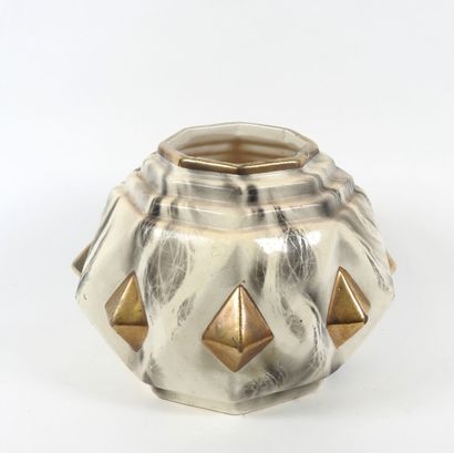 Vase en céramique à gradin et décor de pointe...