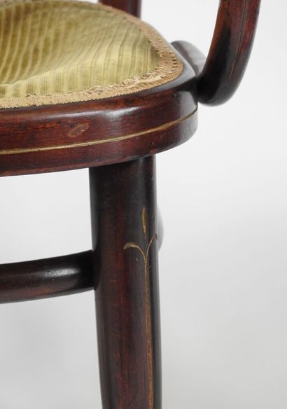 THONET.
Ensemble comprenant un fauteuil et...