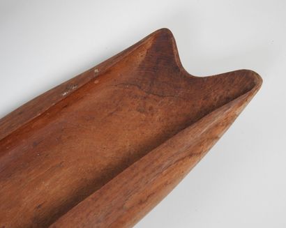 Corbeille de forme libre en bois sculpté.
9...