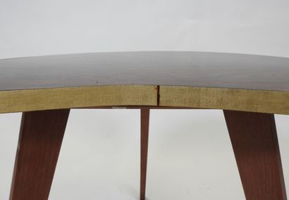 Petite table de forme rognon tripode en bois...