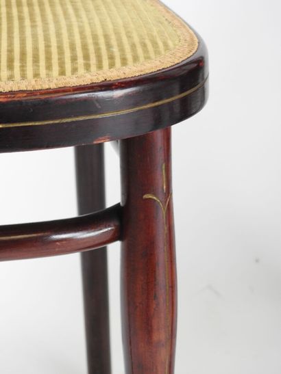 THONET.
Ensemble comprenant un fauteuil et...