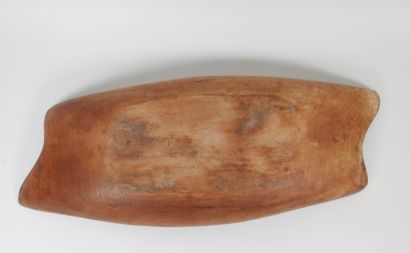 Corbeille de forme libre en bois sculpté.
9...