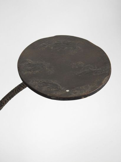 Ensemble comprenant un miroir et quatre fauteuils...