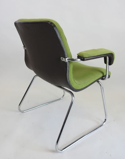 Suite de quatre fauteuils en métal chromé,...