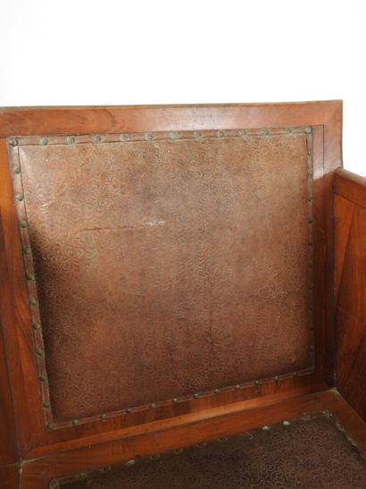 Paire de fauteuils en bois exotique, l'assise...