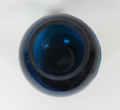 Vase boule en verre teinté bleu à décor gravé...