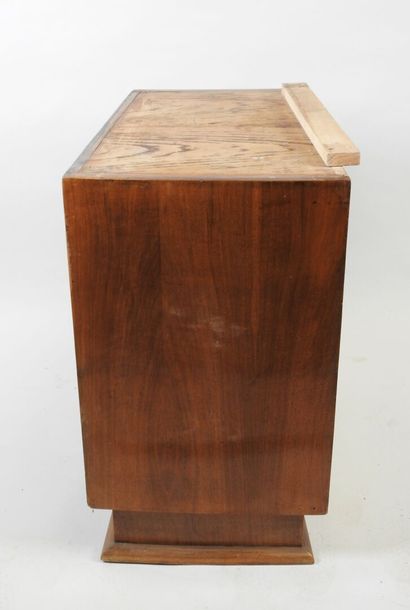 Bureau en bois et placage de forme légèrement...