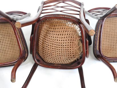 THONET.
Ensemble comprenant un fauteuil et...